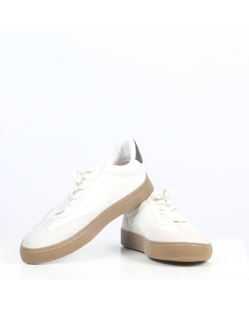 Sneakers / 39
